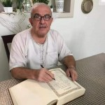 بالصور: الخطاط السوري احمد نجيب ينهي كتابة القرآن الكريم بخط يده