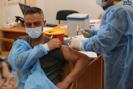 تطعيم الطواقم الطبية في مستشفي دورا الحكومي جنوب الخليل بلقاح فيروس "كورونا"