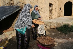 الحاجة جازيه ابو كباش 80 عاما والحاجه غزلان ابو كرش من بلدة السموع جنوب الخليل تعد خبز الطابون