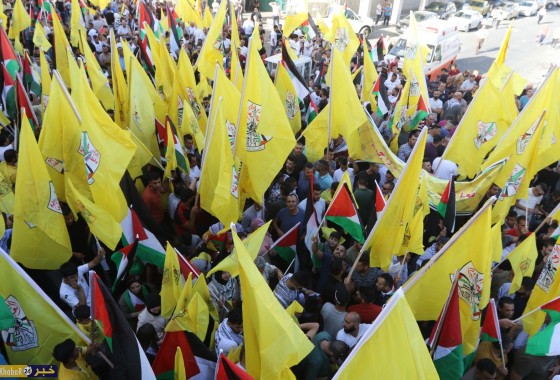 عشرات الآلاف يشاركون في مسيرة جماهيرية في الخليل دعما للرئيس ونصرة للأسرى
