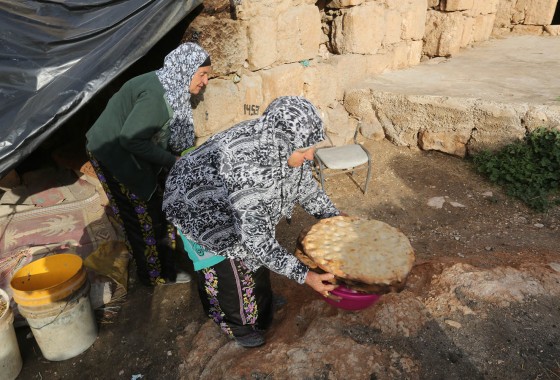 الحاجة جازيه ابو كباش (80عام) والحاجة غزلان ابو كرش (50عاما) من بلدة السموع جنوب الخليل تعدان خبز الطابون.   ‎