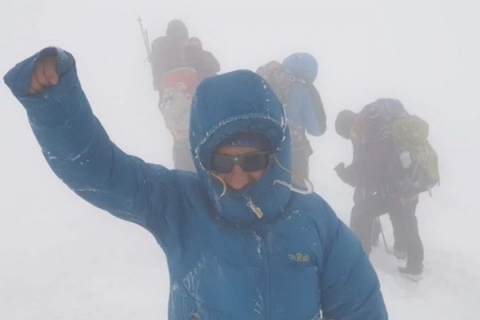 المغامر مزهر عبد الحليم من كفرمندا يتمكن من تسلق جبل في تركيا بارتفاع 5137 مترا