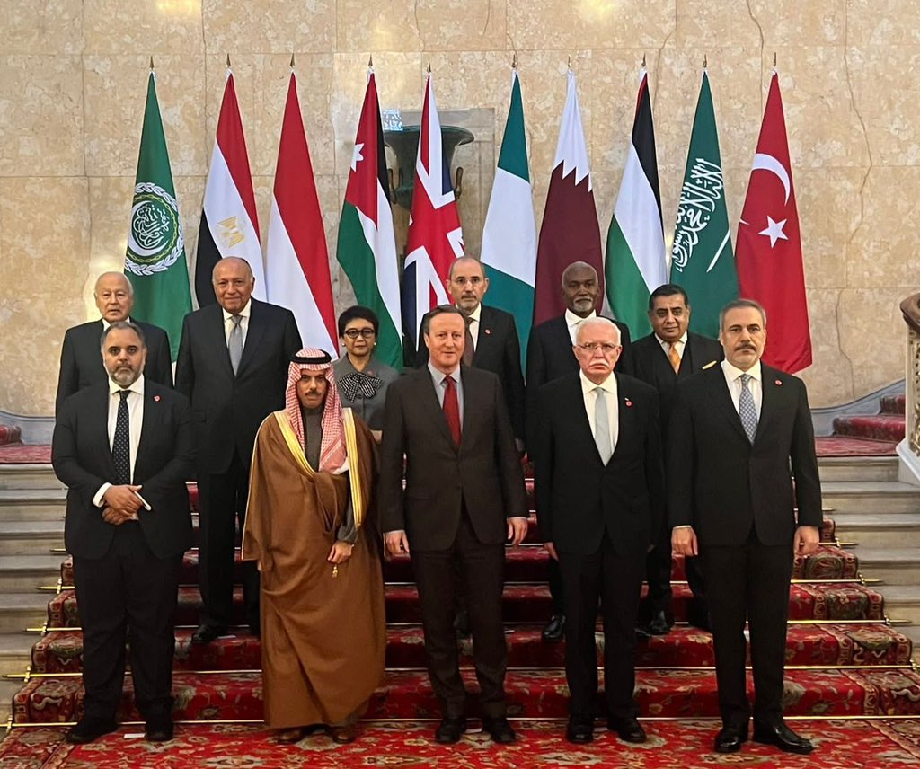 اللجنة الوزارية المكلفة من القمة العربية الإسلامية المشتركة تجتمع بالرئيس الفرنسي ووزير الخارجية البريطاني