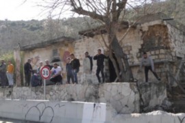 قوات الاحتلال تزيل ابواب "خان اللبن ونوافذه" لاجبار اسرة فلسطينية على مغادة المنطقة