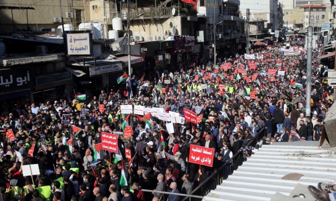 آلاف الأردنيين يتظاهرون ضد مقايضة الكهرباء بالماء مع إسرائيل