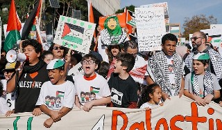 مظاهرة في لوس أنجلوس يتقدمها أطفال تطالب بوقف الإبادة الجماعيّة في غزة