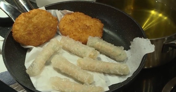 مطعم يقدم أطباق دجاج مصنع مخبريا في اسرائيل
