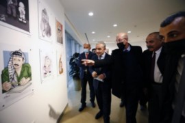 رئيس الوزراء يفتتح معرض كاريكاتير "فلسطين وياسر عرفات"