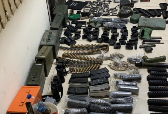 المخابرات العامة تعتقل شخصا تضبط أسلحة في شقة سكنية برام الله 