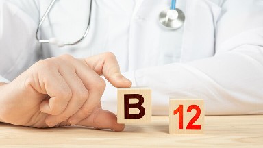 علامة منذرة لنقص فيتامين B12 في الساقين يمكن أن تحدث "فقط في الليل"