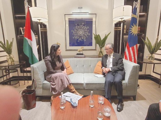 جادو تبحث مع نائب وزير خارجية ماليزيا تنفيذ الاتفاقيات الموقعة بين البلدين