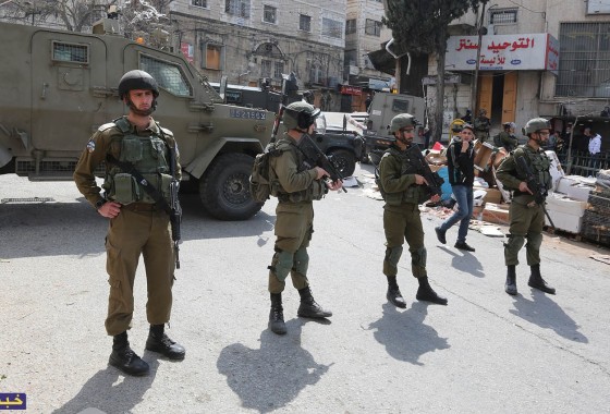 قوات الاحتلال تغلق منطقة "باب الزاوية" وسط الخليل تمهيدا لاقتحامات المستوطنين لمنطقة شارع "بئر السبع"