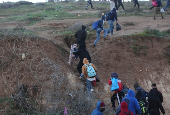 عمال فلسطينيون يتحدون الصعاب والمخاطر للوصول الى اماكن عملهم داخل الخط الاخضر