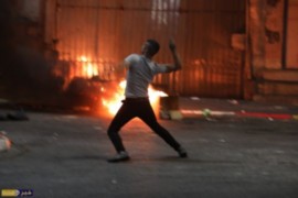 مواجهات بين قوات الاحتلال والشبان الغاضبين نصرة للأسرى وسط مدينة الخليل الليلة 