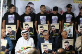مئات المواطنين يشاركون في وقفة تضامن مع الأسير ابو عطوان المضرب عن الطعام لليوم الـ 61