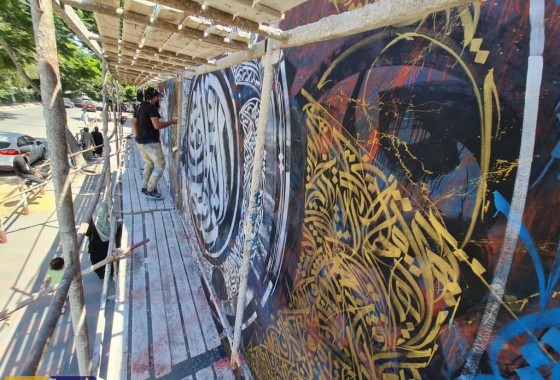 لوحة "تلغرافي" في غزة بطول 50 مترا تجسد حياة الفلسطيني المقاتل أنجزها الفنان بلال خالد خلال 4 أيام