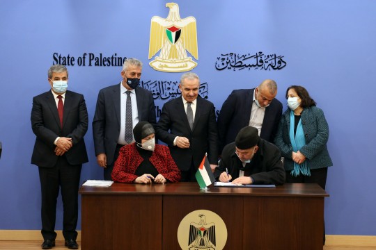 برعاية وحضور اشتية: توقيع 4 اتفاقيات دعم من البنك الإسلامي للتنمية بقيمة 33 مليون دولار