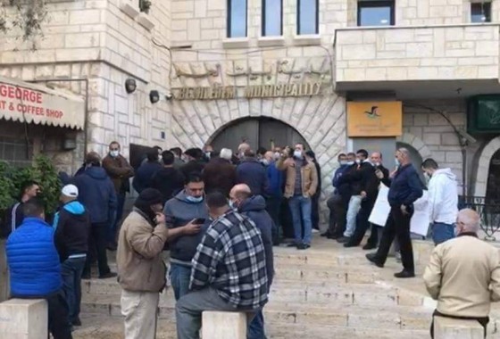 موظفو بلدية بيت لحم يحتجون على عدم صرف رواتبهم منذ 6 اشهر