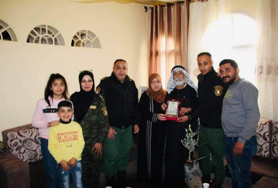 قوات الأمن الوطني تزور عائلات شهداء منتسبيها في طولكرم