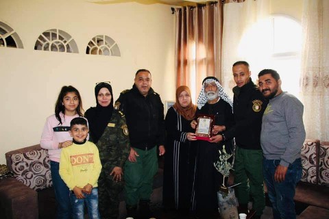 قوات الأمن الوطني تزور عائلات شهداء منتسبيها في طولكرم