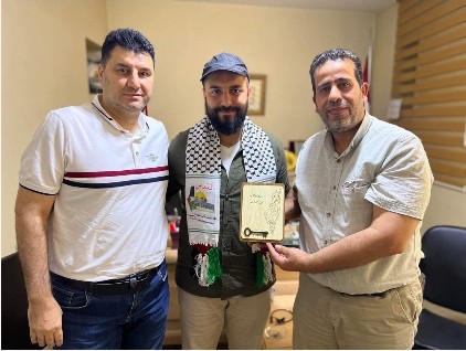 تكريم لاجىء فلسطيني في تركيا لحصوله على المركز الأول في مسابقة جامعية