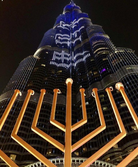 إيقاد شمعدان عيد "حانوكا" اليهودي في دبي
