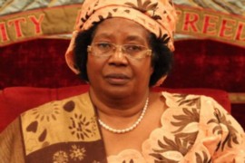 "المرأة الحديدية" رئيسة "مالاوي" باعت أملاكها وألغت امتيازات وزرائها وطاردت الفاسدين لتنقذ شعبها من الفقر