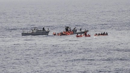 إنقاذ 123 مهاجراً غير نظامي يحملون جنسيات إفريقية قبالة السواحل التونسية
