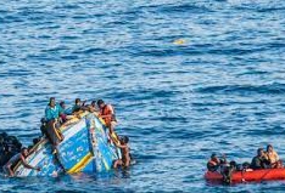 انتشال جثث 20 مهاجرا وفقدان 17 آخرين بعد غرق مركبهم قبالة السواحل التونسية