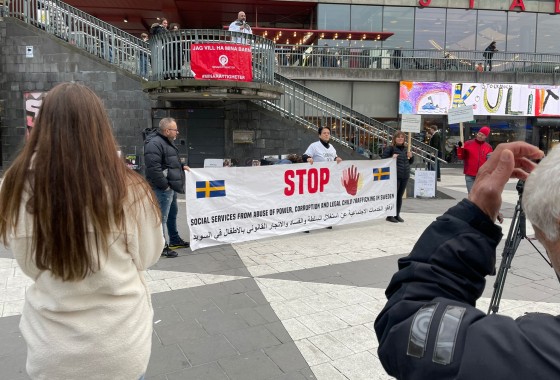 تظاهرة في السويد ضد سحب الأطفال من ذويهم بحجة حمايتهم من عنف الوالدين