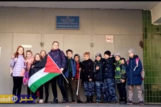 روسية توحد أطفالها للدفاع عن أطفال فلسطين