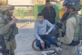 جنود الاحتلال يحتجزون شابين من الخليل اليوم قبل اطلاق سراحهم