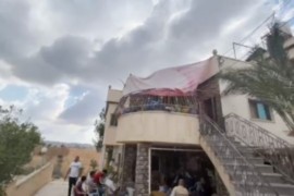 بالفيديو: مجهولون يطلقون النار على منزل ضابط معتقل على خلفية وفاة نزار بنات في قرية المجد بمحافظة الخليل