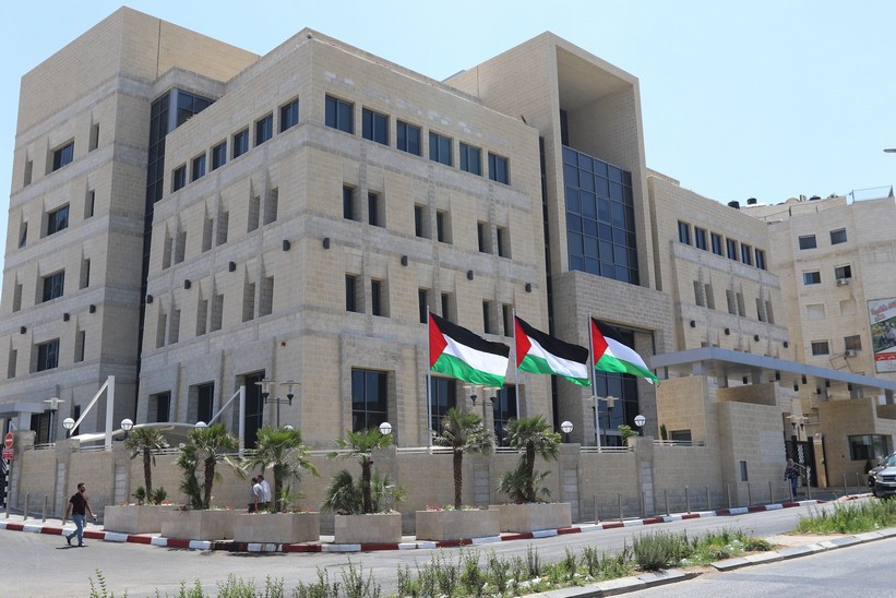سلطة النقد تنفي إصدار قرارات بإغلاق حسابات بنكية لبعض الجمعيات الخيرية والمؤسسات الأهلية في قطاع غزة