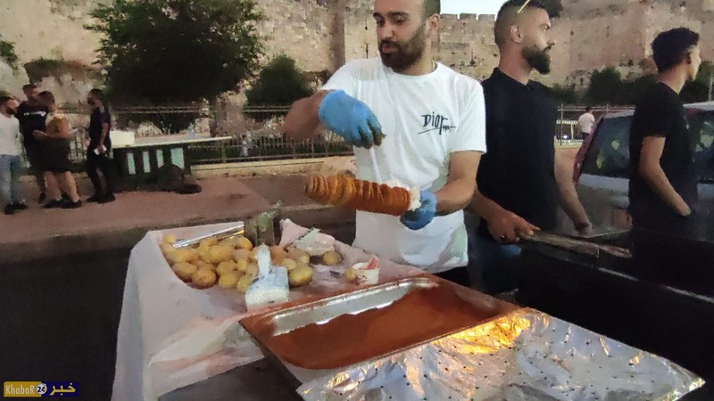 اقبال على شراء البطاطا المقرمشة في شارع السلطان سليمان بالقدس المحتلة في وقفة عيد الأضحى