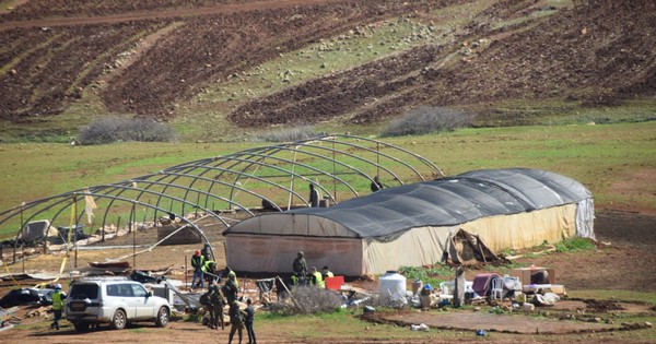 الاحتلال يقتحم خربة الراس الأحمر بالأغوار ويستولي على مركبات ومعدات زراعية
