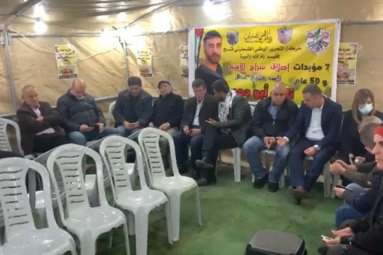 مشاركة رسمية وشعبية في وقفة بمخيم الأمعري دعما وإسنادا للأسير ناصر أبو حميد