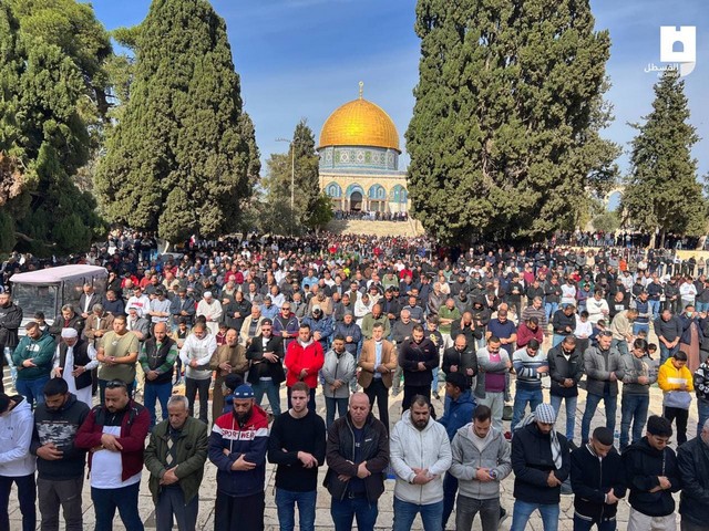 رغم تشديدات وقيود الاحتلال: 50  ألفاً يؤدون صلاة ظهر الجمعة بالمسجد الأقصى