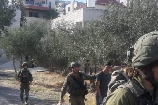 الاحتلال يعتقل طالبا ويحتجز آخرين شرق بيت لحم