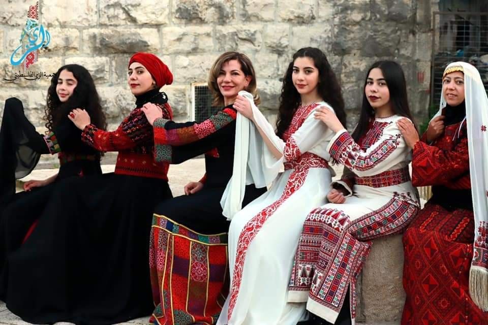 جمعية الزي الفلسطيني تطلق سلسلة "ثوبي هوية وصك ملكية"