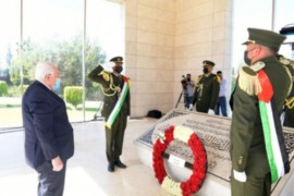 الرئيس يضع اكليلا من الزهور على ضريح عرفات في الذكرى الـ17 لاستشهاده
