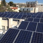 بدء تركيب لوحات طاقة شمسية على أسطح 500 مدرسة فلسطينية