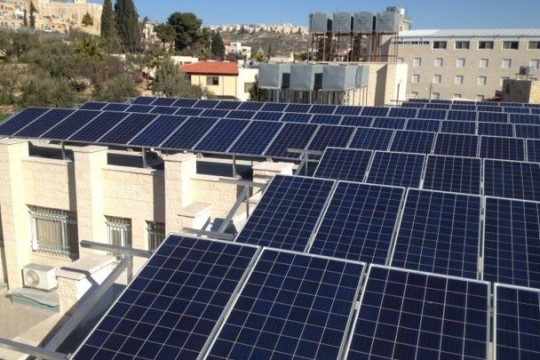بدء تركيب لوحات طاقة شمسية على أسطح 500 مدرسة فلسطينية