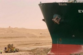 إغلاق قناة السويس منذ ثلاثة أيام بسبب سفينة كبيرة عالقة