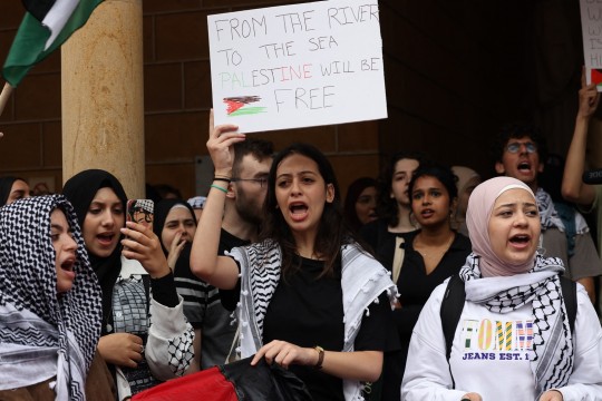 مئات الطلبة الجامعيين في لبنان يتظاهرون دعما لغزة