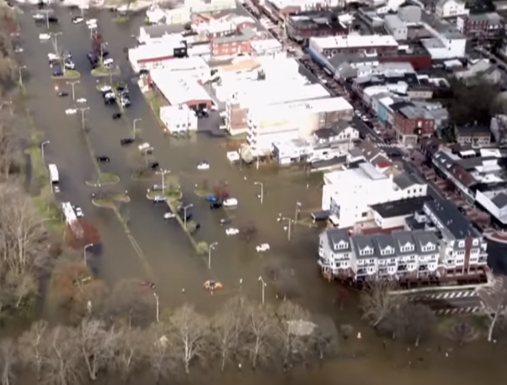 الفيضانات تغمر البيوت والشوارع بمدينة ديلاوير الأمريكية