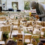 الفنانة نورا جردانة تصنع من الحصى والغراء مجسما للبلدة القديمة في نابلس
