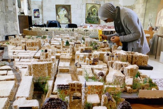 الفنانة نورا جردانة تصنع من الحصى والغراء مجسما للبلدة القديمة في نابلس