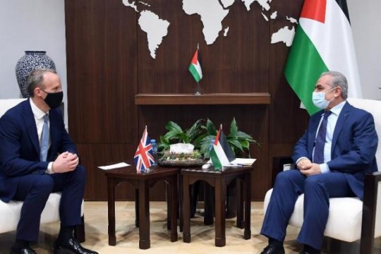اشتية خلال لقائه وزير الخارجية البريطاني: يجب ضمان عدم تكرار العدوان على قطاع غزة