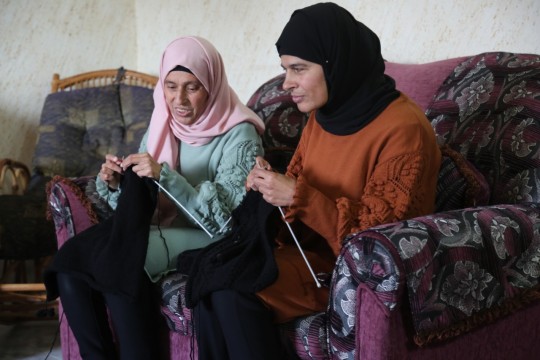 فتاتان تبدعان في نسج الصوف بنور البصيرة في فلسطين